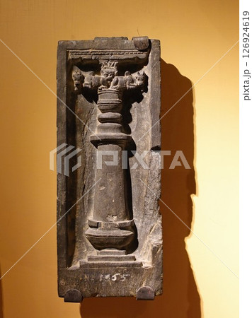 ギリシャ文化の影響を色濃く残すガンダーラの彫刻でインドーペルセポリス様式の柱彫刻 ギリシャ文化の影響を色濃く残すガンダーラの彫刻でインドーペルセポリス様式の柱彫刻 126924619