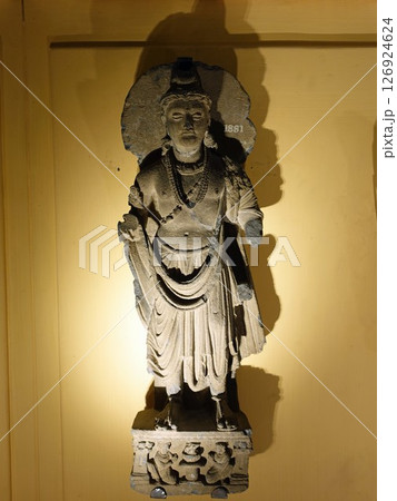 ガンダーラの要衝ペシャワル博物館に展示されるシッダルタ王子が安らぐ姿 126924624