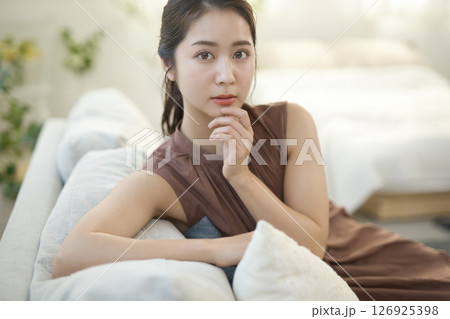 ソファでくつろぐ20代女性 ビューティーイメージ ソファでくつろぐ20代女性 ビューティーイメージ 126925398
