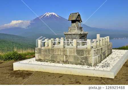 丹沢の鉄砲木ノ頭（明神山）山頂より望む残雪の富士山 126925488
