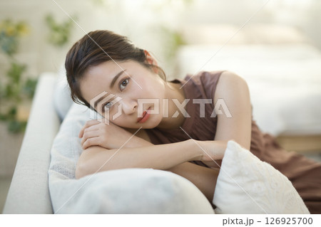ソファでくつろぐ20代女性　ビューティーイメージ 126925700