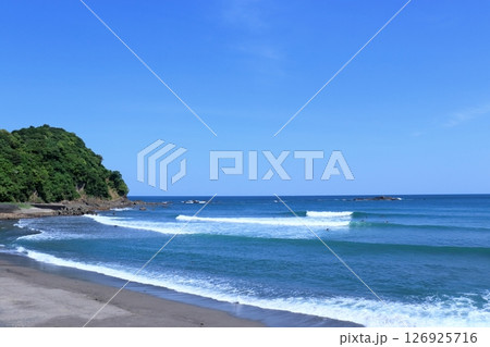 大野サーフビーチでサーフィン 初夏 (高知県 中土佐町) 大野サーフビーチでサーフィン 初夏 (高知県 中土佐町) 126925716