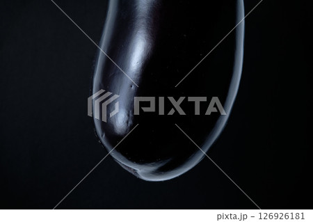 黒い背景にナスの丸み 黒い背景にナスの丸み 126926181