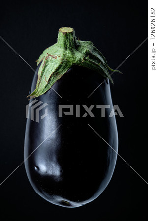 黒い背景に米茄子 126926182