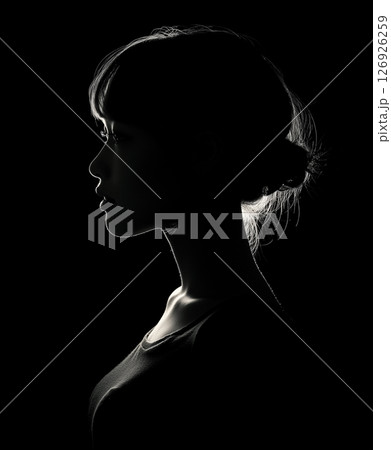 黒背景に浮かぶ若い女性の横顔シルエット写真 黒背景に浮かぶ若い女性の横顔シルエット写真 126926259