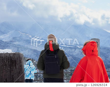 観光名所中山道の馬籠宿の展望台の雪景色と観光客の姿 観光名所中山道の馬籠宿の展望台の雪景色と観光客の姿 126926314