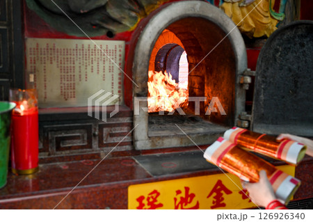 先祖供養 聖火 文化遺産 126926340