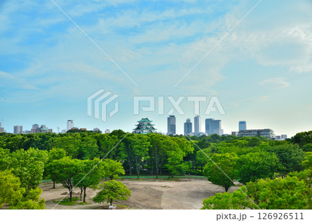 《愛知県》新緑の名城公園から望む名古屋城と高層ビル群 《愛知県》新緑の名城公園から望む名古屋城と高層ビル群 126926511