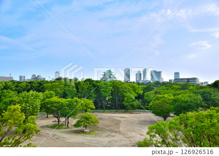 《愛知県》新緑の名城公園から望む名古屋城と高層ビル群 《愛知県》新緑の名城公園から望む名古屋城と高層ビル群 126926516