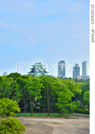 《愛知県》新緑の名城公園から望む名古屋城と高層ビル群 《愛知県》新緑の名城公園から望む名古屋城と高層ビル群 126926518
