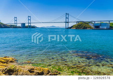 《愛媛県》来島海峡大橋をのぞむ海岸線 126926578