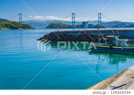 《愛媛県》来島海峡大橋をのぞむ海岸線 126926594
