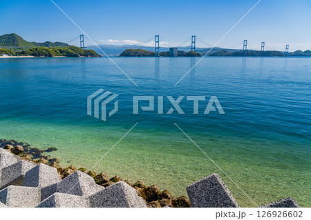 《愛媛県》来島海峡大橋をのぞむ海岸線 《愛媛県》来島海峡大橋をのぞむ海岸線 126926602