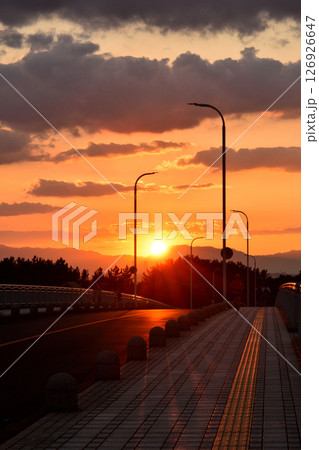 三重県鈴鹿山脈に沈む夕陽 三重県鈴鹿山脈に沈む夕陽 126926647