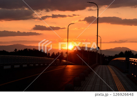 三重県鈴鹿山脈に沈む夕陽 三重県鈴鹿山脈に沈む夕陽 126926648