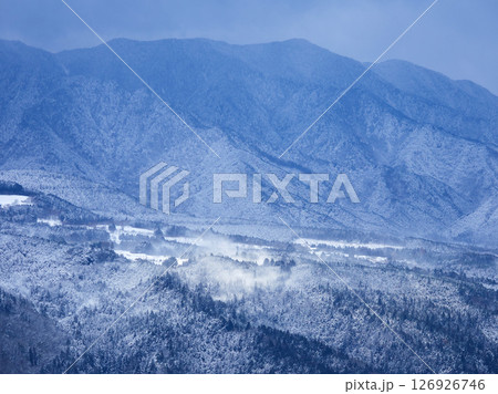 冬の中山道の観光名所馬籠宿の展望台から見た恵那山の雪景色 126926746