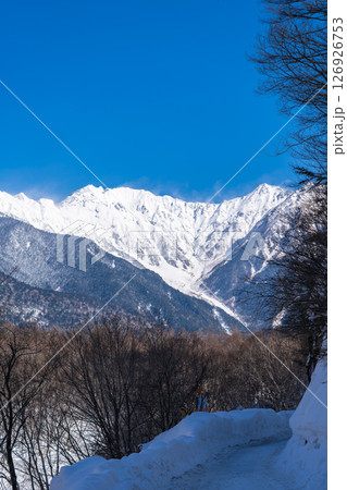 雪化粧した奥穂高岳と吊尾根　冬の上高地トレッキング　長野県松本市 126926753