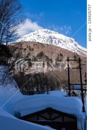 雪化粧した焼岳 冬の上高地トレッキング 長野県松本市 雪化粧した焼岳 冬の上高地トレッキング 長野県松本市 126926757