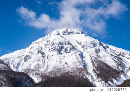 千丈沢から見上げる雪化粧した焼岳　冬の上高地トレッキング　長野県松本市 126926772