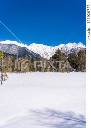 雪化粧した田代湿原から見上げる奥穂高岳と吊尾根 冬の上高地トレッキング 長野県松本市 雪化粧した田代湿原から見上げる奥穂高岳と吊尾根 冬の上高地トレッキング 長野県松本市 126926773