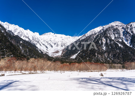 小梨平から見る奥穂高岳と赤く染まる化粧柳　冬の上高地トレッキング　長野県松本市 126926787