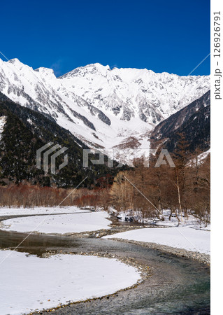 河童橋から見る梓川と奥穂高岳(赤く染まる化粧柳) 冬の上高地トレッキング 長野県松本市 河童橋から見る梓川と奥穂高岳(赤く染まる化粧柳) 冬の上高地トレッキング 長野県松本市 126926791