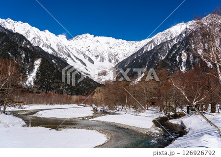 河童橋から見る梓川と奥穂高岳(赤く染まる化粧柳) 冬の上高地トレッキング 長野県松本市 河童橋から見る梓川と奥穂高岳(赤く染まる化粧柳) 冬の上高地トレッキング 長野県松本市 126926792