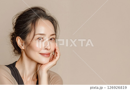 上品で美しい笑顔のミドル女性。健康的な肌ツヤが魅力の女性の横顔ポートレート 上品で美しい笑顔のミドル女性。健康的な肌ツヤが魅力の女性の横顔ポートレート 126926819