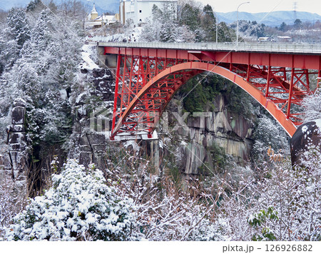 冬の日本の中部の観光名所恵那峡の橋の風景 126926882