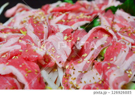 鍋に盛り付けた野菜ともやしと赤身肉 鍋に盛り付けた野菜ともやしと赤身肉 126926885