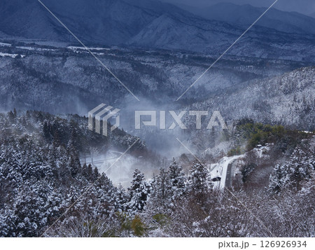 冬の中山道の観光名所馬籠宿の展望台から見た恵那山の雪景色 126926934