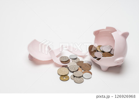 割れた豚の貯金箱と小銭 126926968