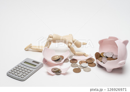 割れた貯金箱と小銭とがっくりするデッサン人形 割れた貯金箱と小銭とがっくりするデッサン人形 126926971