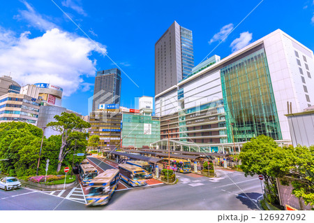 日本の横浜都市景観 6月1日。横浜駅やJR横浜タワーなどを望む 日本の横浜都市景観 6月1日。横浜駅やJR横浜タワーなどを望む 126927092