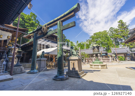 寳山寺(宝山寺)　境内にあるおおきな鳥居 126927140