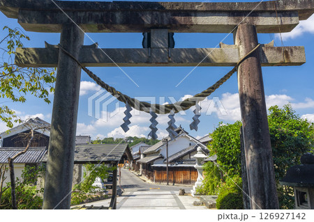 飛鳥坐神社 鳥居から見える飛鳥(飛鳥坐神社門前)の町並 飛鳥坐神社 鳥居から見える飛鳥(飛鳥坐神社門前)の町並 126927142