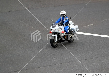 白バイのパトロール　イメージ 126927203