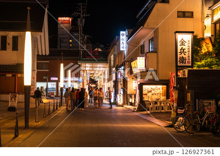 《愛媛県》道後商店街の夜景 《愛媛県》道後商店街の夜景 126927361