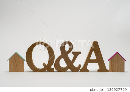 Q&Aの文字とマイホームの模型と工具 126927799