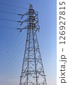 青空背景の鉄塔と送電線 126927815