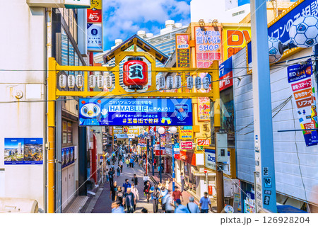 日本の横浜都市景観6月1日。横浜駅前の西口五番街などを望む。奥に相鉄横浜駅＝令和7年 126928204