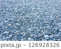 辺り一面に丸い石がある河原の景色 126928326