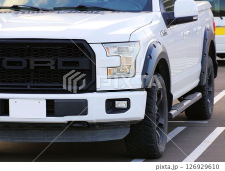 輸入車イメージ　フォードF-150ラプターのフロントマスク 126929610