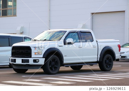 輸入車イメージ　フォードF150ラプター 126929611