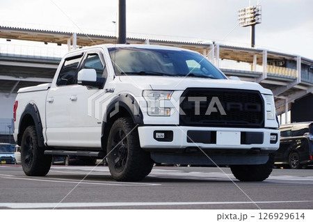 輸入車イメージ　フォードF150ラプター 126929614
