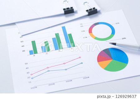 クリップで挟んだ書類とグラフ 126929637