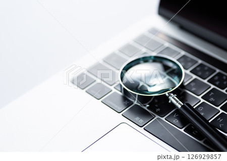 パソコンとルーペ 126929857