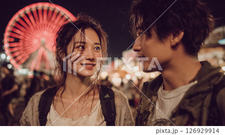 夜の祭りで輝く笑顔と観覧車が彩るデートシーン 126929914