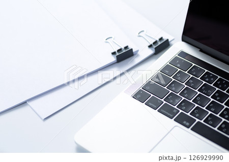 クリップで挟んだ書類とパソコン クリップで挟んだ書類とパソコン 126929990