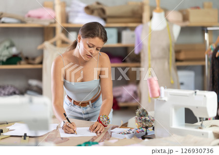 Woman drawing sketch on paper 126930736